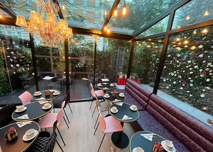 Le Glam\'s Hotel